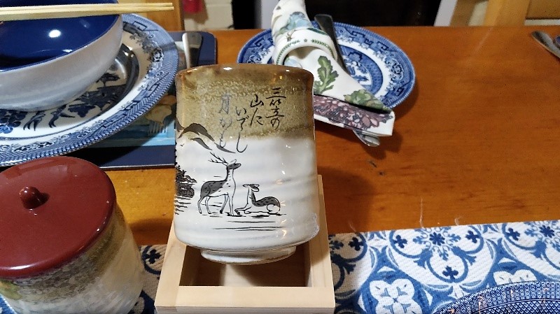 三笠山と鹿が描かれたカップ